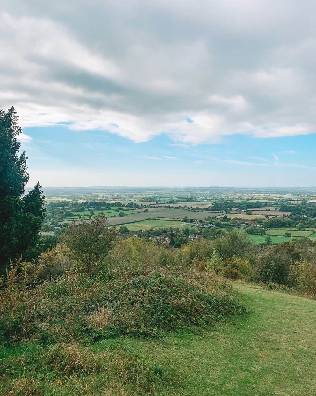 Zanna Van Dijkさんのインスタグラム写真 - (Zanna Van DijkInstagram)「📍Chiltern Hills, England 🏴󠁧󠁢󠁥󠁮󠁧󠁿 Another #seizethedaytrip adventure! Today we took on a cheeky 20km country walk through the beautiful Chiltern Hills, an area I’ve never explored before and DAMN it’s beautiful! Dense woodland, quaint villages, rolling hills and gorgeous views over the English countryside. Plus it’s only about an hour from London! ✨  We used a route from @alltrails which wound from Coombe Hill past Hampden House and looped back via Whiteleaf Cross. It was beautiful, quiet and long enough to give you a good workout! I will link it in my stories for you 🥰❤️ #chilternhills #chilterns #exploremore #getoutdoors #walking #countrywalk #hiking #hikingblogger」9月28日 2時24分 - zannavandijk