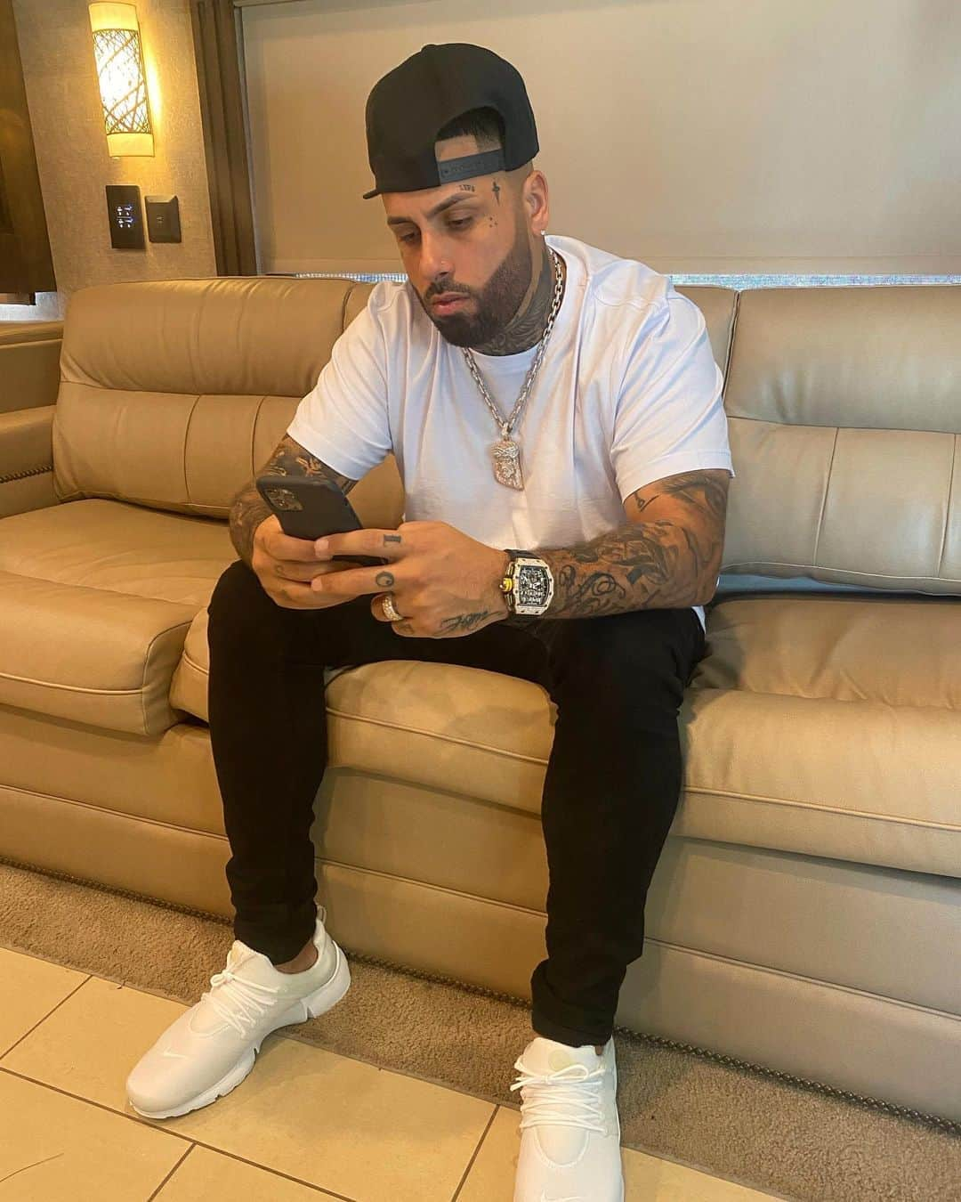 NICKY JAMさんのインスタグラム写真 - (NICKY JAMInstagram)「Grabando video del primer sencillo del album #infinity.  Es con un pana que está muy duro en los punch line  quien será ?」9月28日 2時28分 - nickyjam