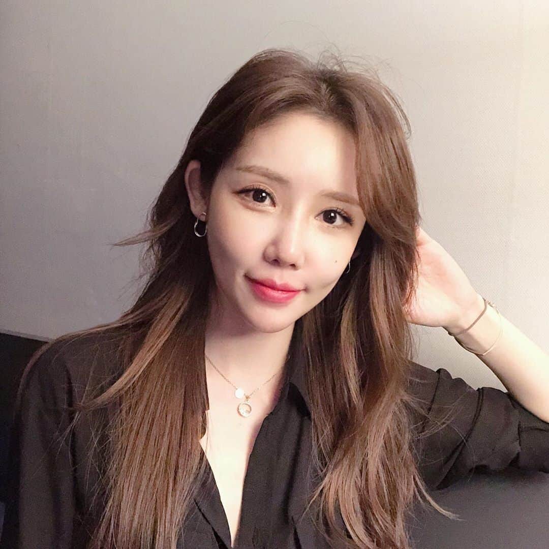 チョン・ハナのインスタグラム：「조명맛집 주말순삭 월요일 화잇띵」