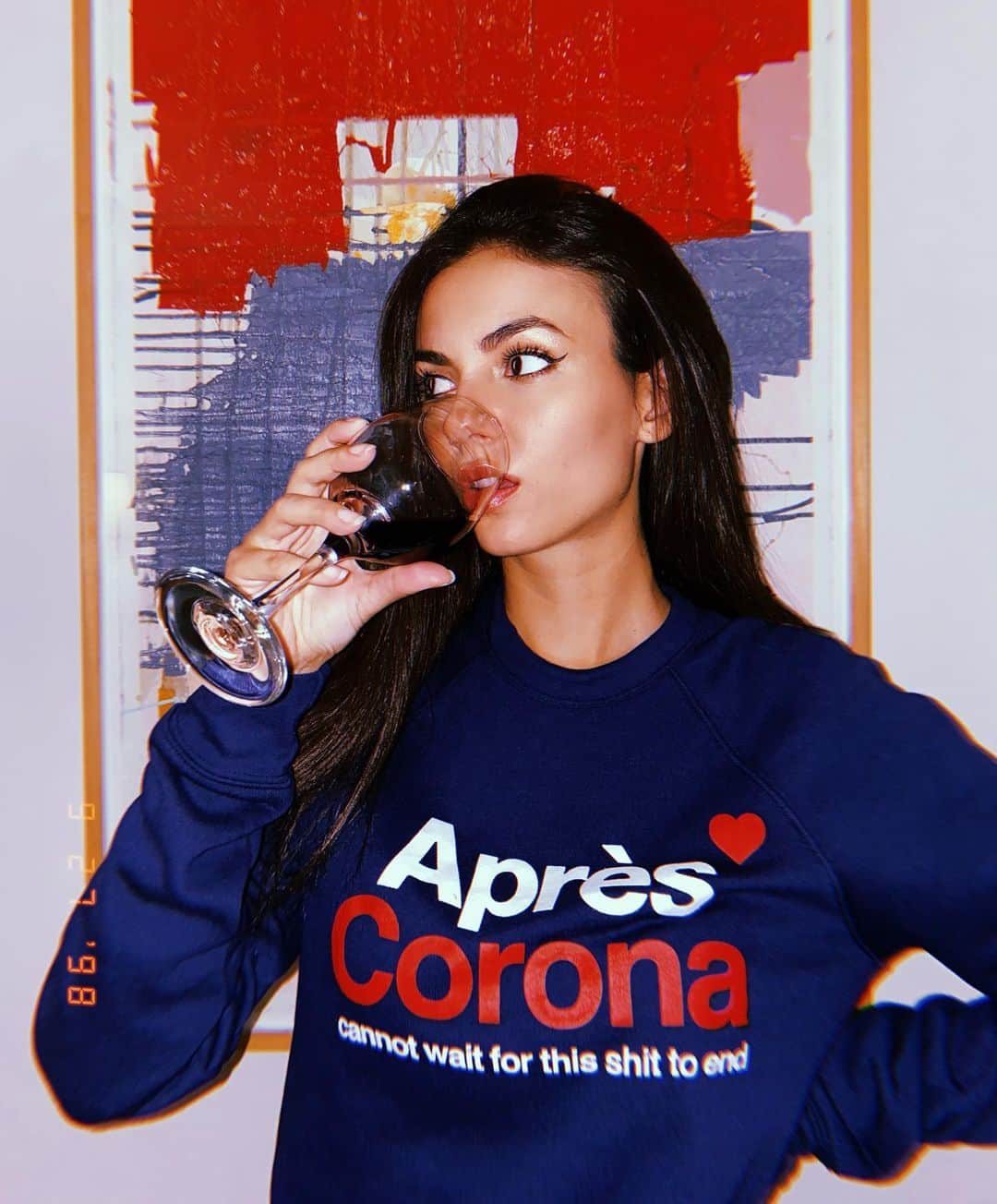 ヴィクトリア・ジャスティスのインスタグラム：「5 out of 10 days in quarantine got me like... 🍷」