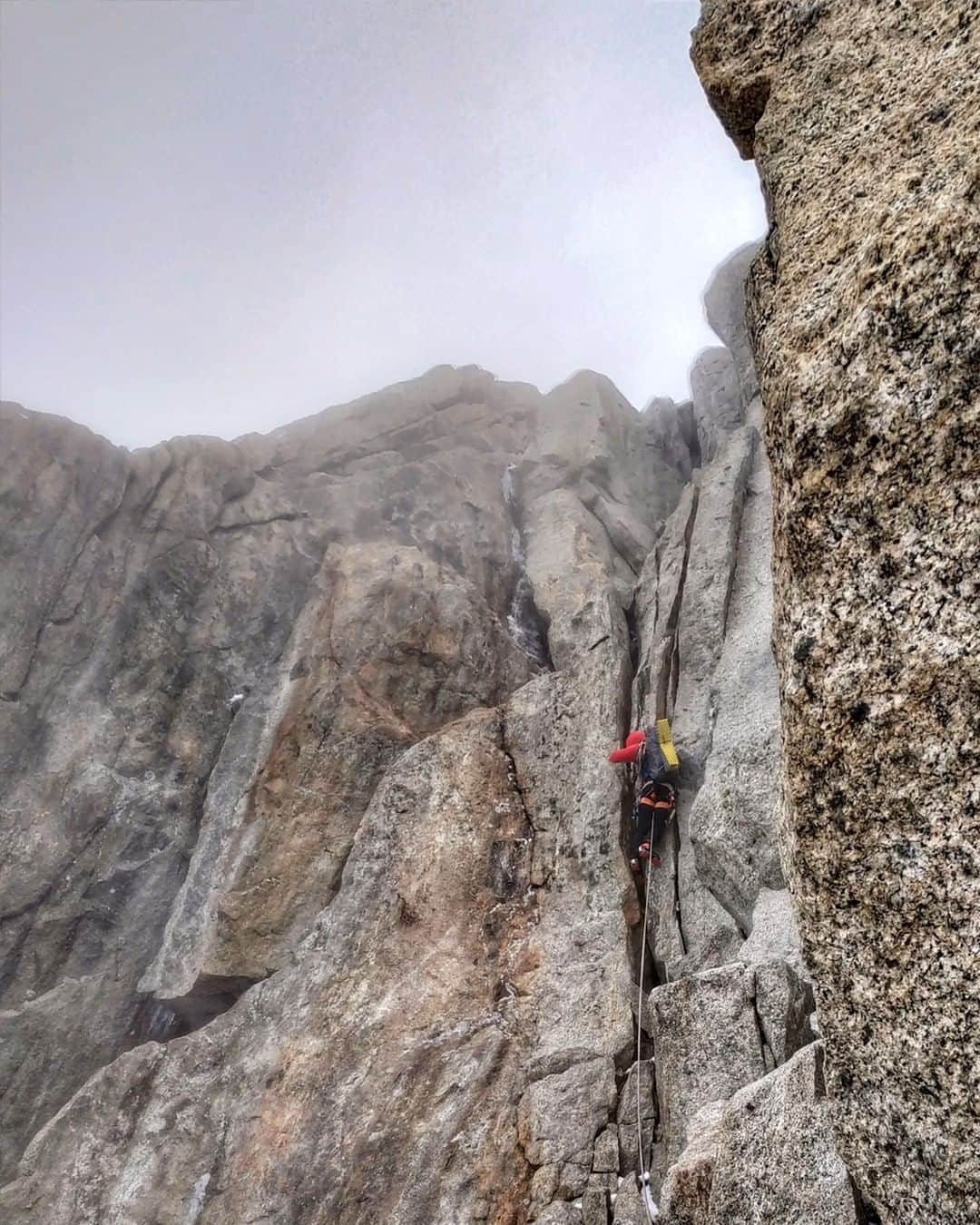 ミレーのインスタグラム：「Autumn atmosphere in the granite cracks of Chamonix a few weeks ago  #MilletRiseUp」