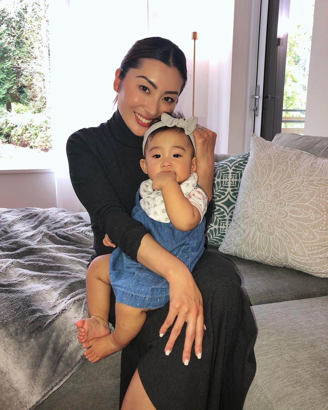 MayaTのインスタグラム：「It’s amazing how much this tiny human can make me happy and smile🥰   Waking up in the middle of the night to feed her, to checking on her to make sure if she’s breathing lol, to carrying her at 20lbs while my shoulder hurts and preparing solid food twice a day, etc. All those are worth it especially when I see her milestones!! #momlife #7monthsold #babygirl」