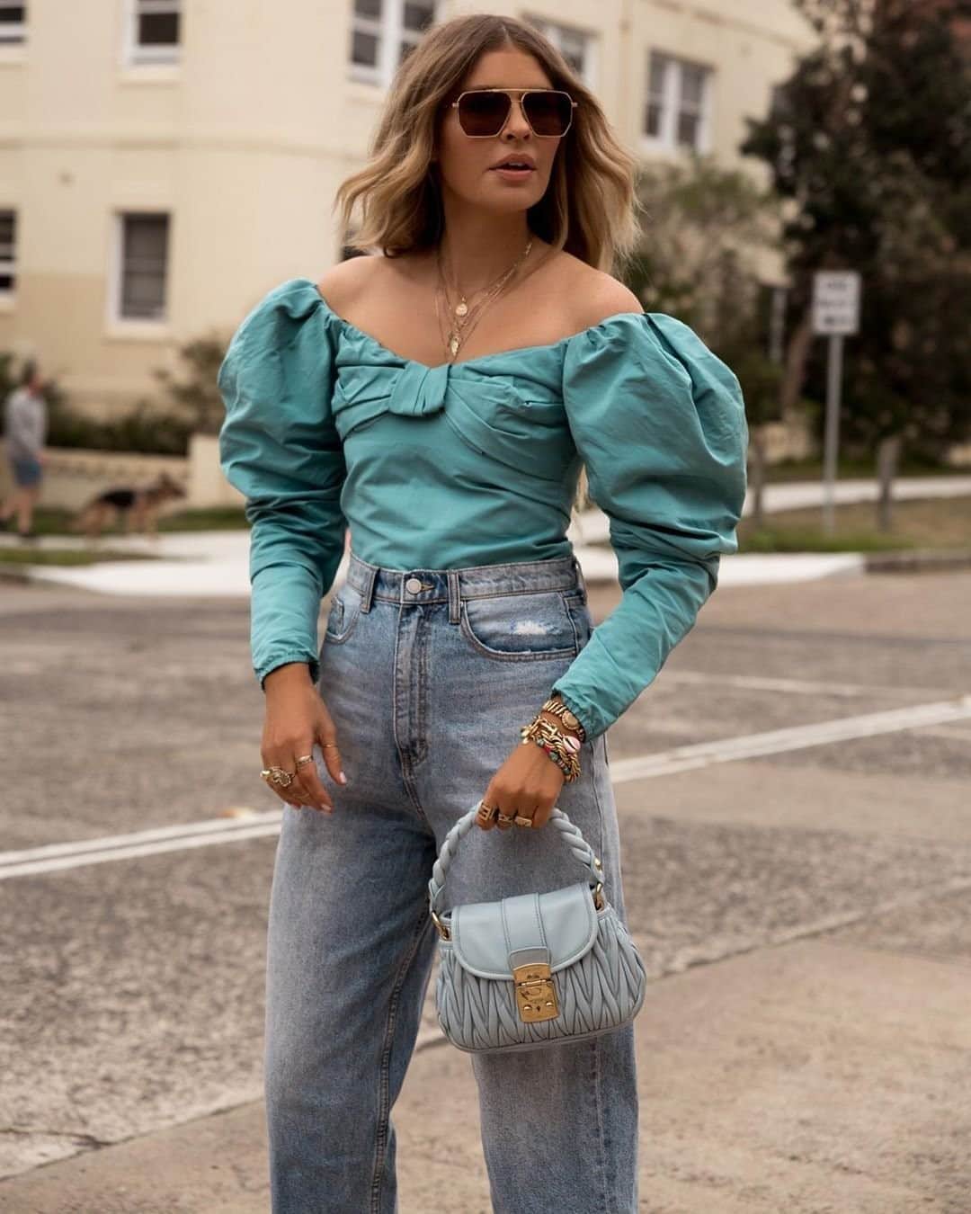 のインスタグラム：「@elle_ferguson knows that a great top and some classic denim make a winning combination.  Shop all your favorite Instagram looks, just visit #linkinbio」