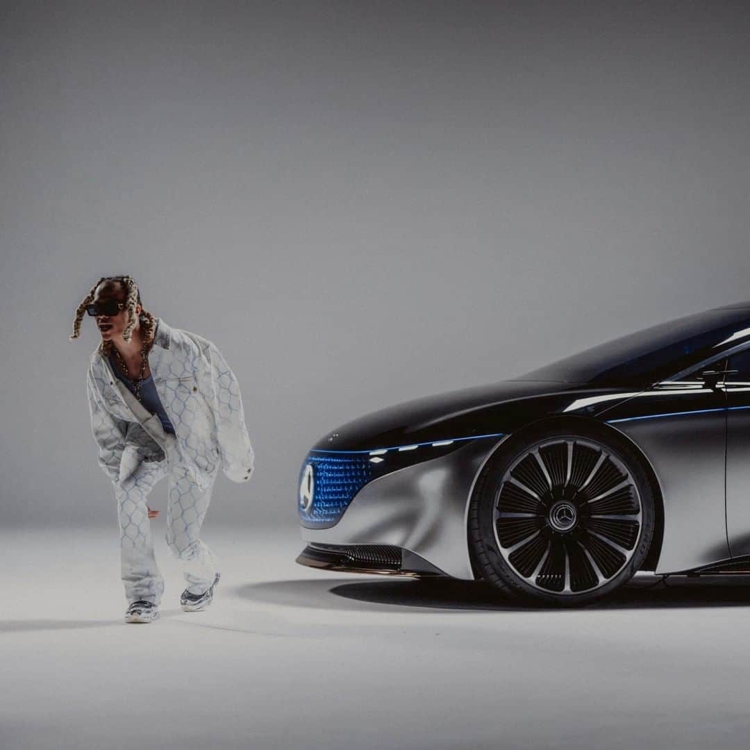 メルセデス・ベンツさんのインスタグラム写真 - (メルセデス・ベンツInstagram)「Visionary artist @kelvyncolt  and #Vision EQS. Shot by @dcmno during the video-shoot for Mercedes-Benz EQ‘s and Colt‘s joint music video.   #switchtoEQ #VISIONEQS #kelvyncolt #MercedesBenz #Mercedes #Benz 🖤🖤🖤」9月28日 3時00分 - mercedesbenz