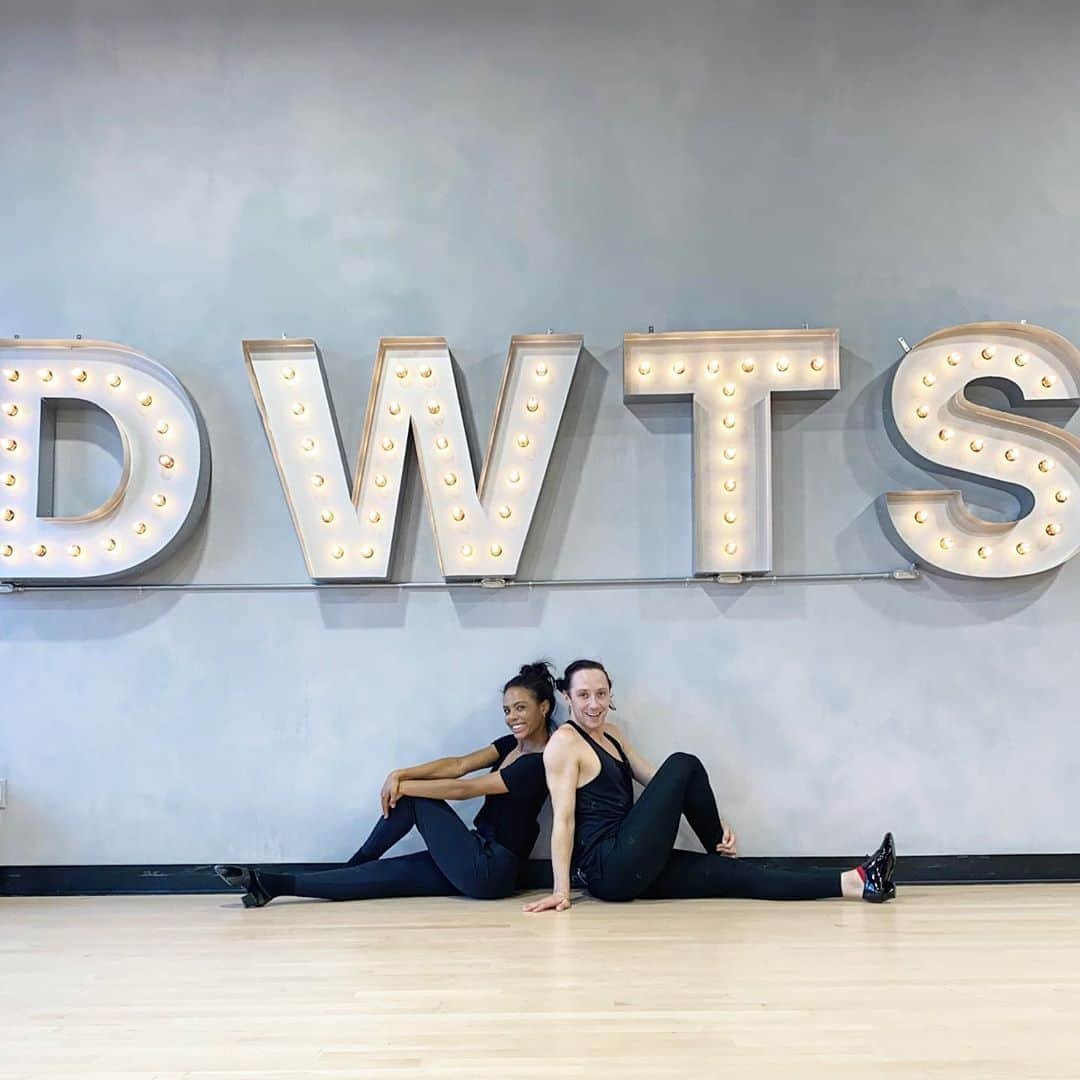 ジョニー・ウィアーさんのインスタグラム写真 - (ジョニー・ウィアーInstagram)「27.9.2020 🧀 It’s camera blocking day when we reveal our number for the entire @dancingabc production team. Cross your fingers for us! @brittbenae #dwts #teambrijo」9月28日 3時19分 - johnnygweir