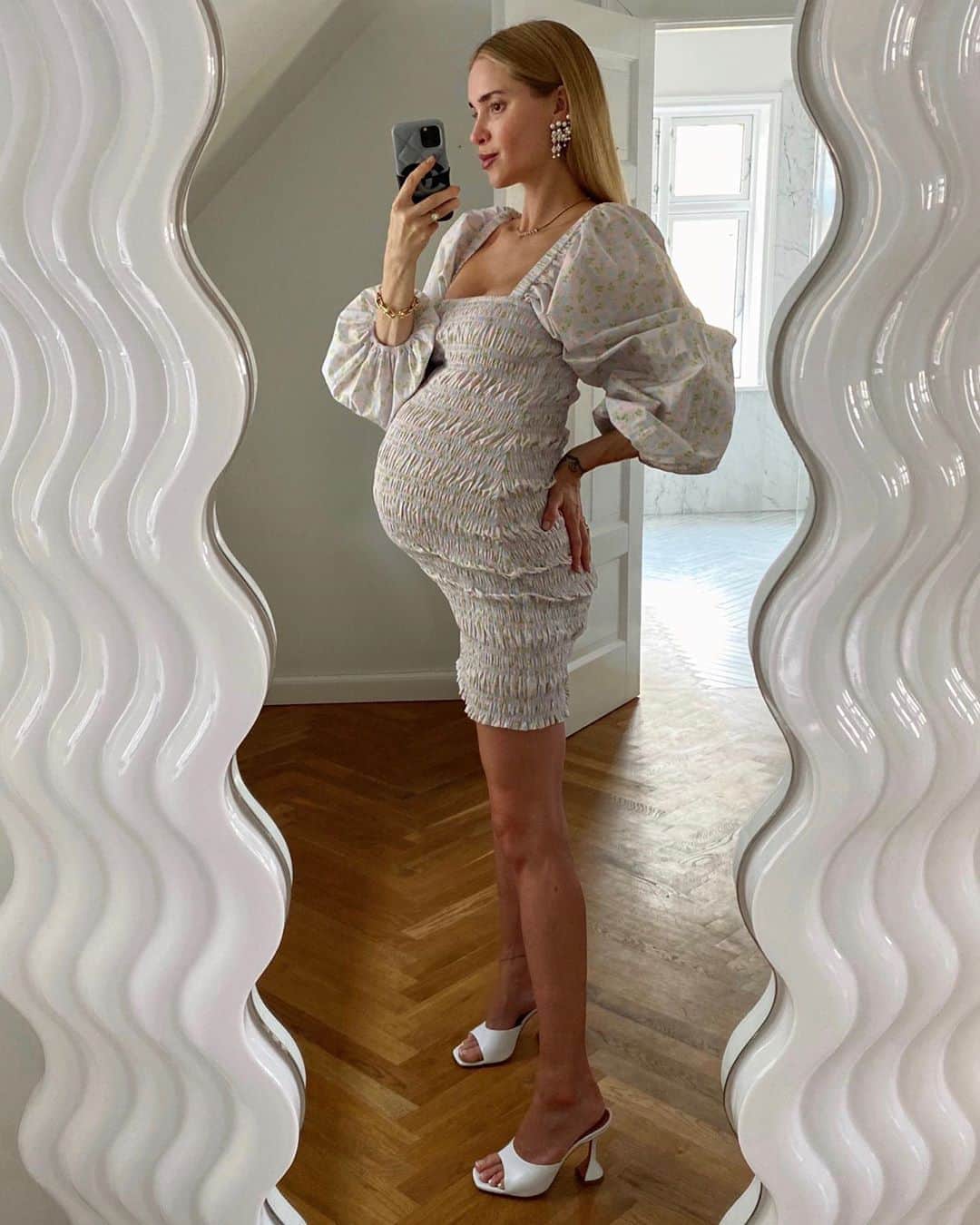 ペニーレ・タイスベックのインスタグラム：「8 weeks to go💘」