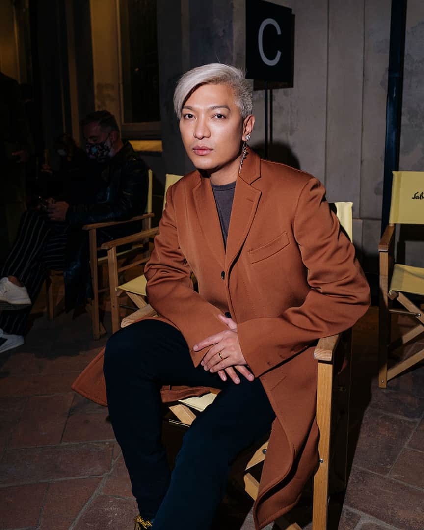サルヴァトーレ・フェラガモのインスタグラム：「Bryanboy strikes a pose at the Salvatore Ferragamo Spring/Summer 2021 fashion show, dressed in a vicuna brushed twill tailored coat ensemble #FerragamoSS21」