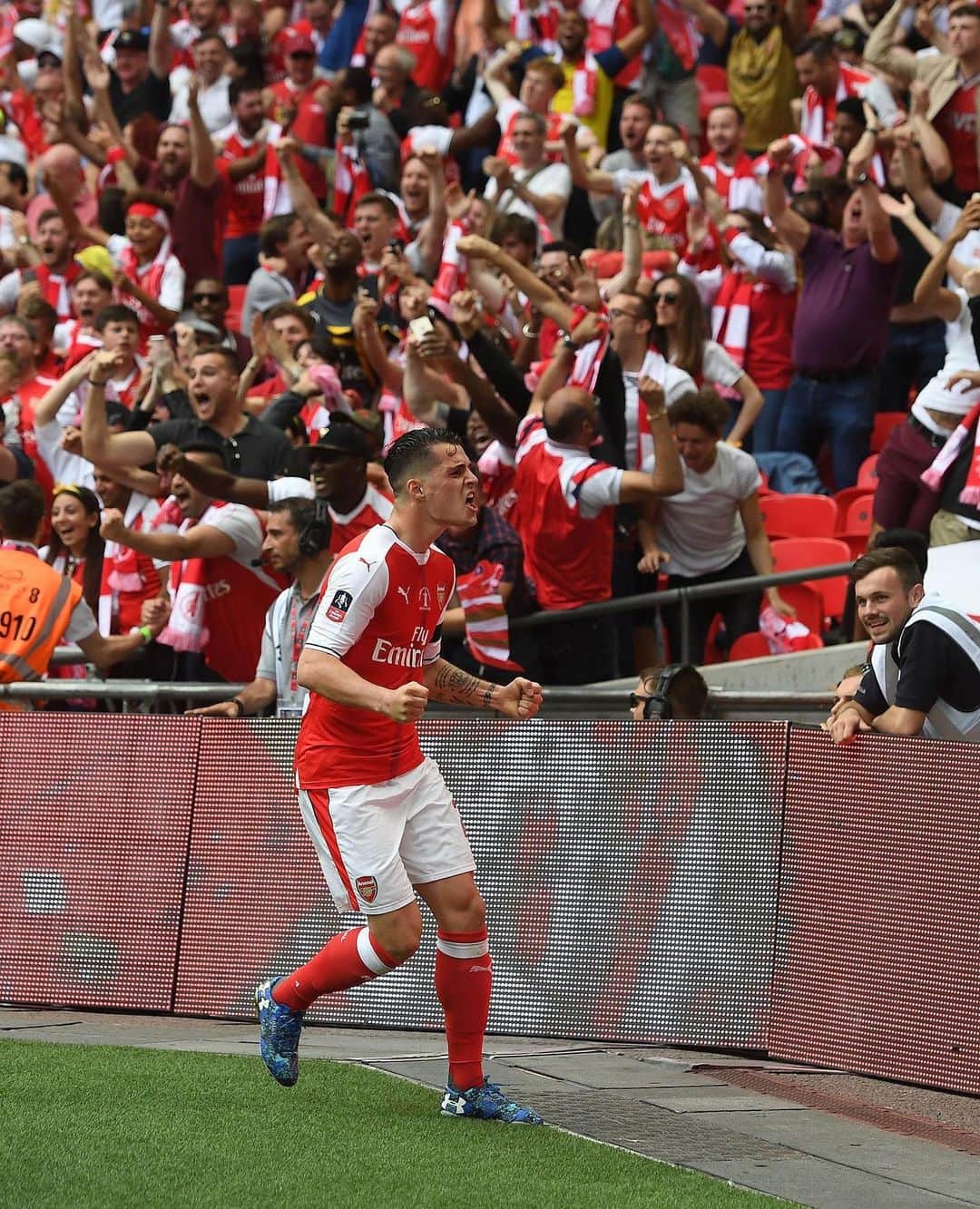 アーセナルFCさんのインスタグラム写真 - (アーセナルFCInstagram)「1️⃣7️⃣8️⃣ appearances⁠⠀ 1️⃣2️⃣ goals⁠⠀ 4️⃣ trophies⁠⠀ ⁠⠀ #Arsenal #Xhaka」9月28日 3時39分 - arsenal