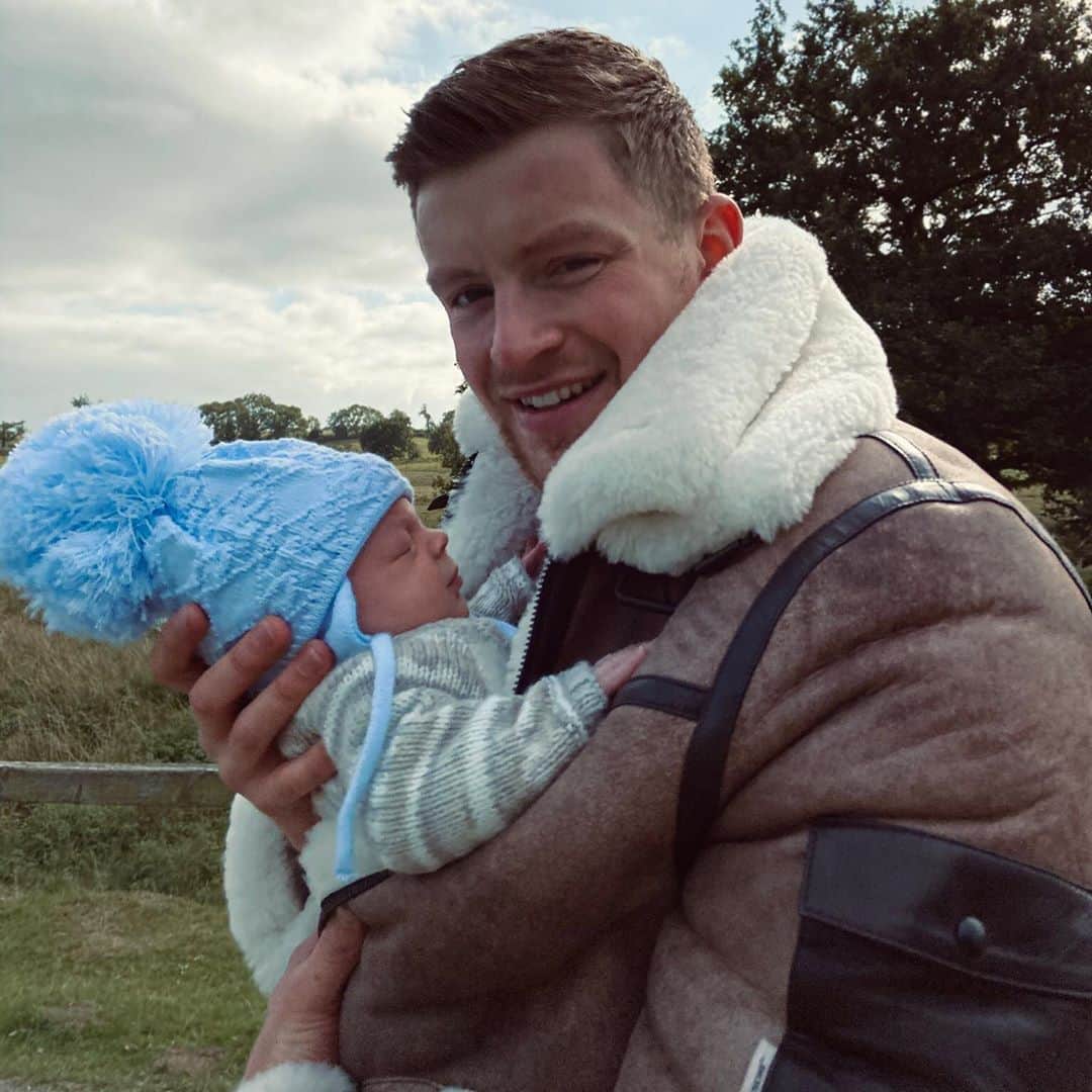 アダム・ピーティのインスタグラム：「Sunday’s for the Family 🖤」