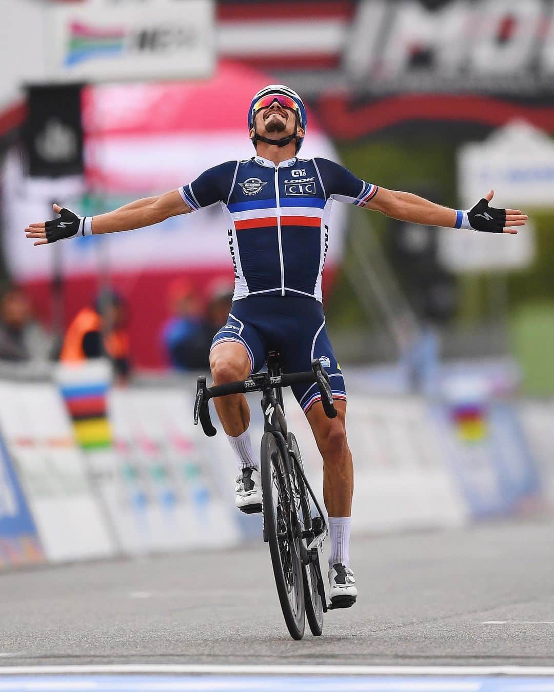 OAKLEYのインスタグラム：「Champion of the world. 🌎 ❤️ @alafpolak @deceuninck_quickstepteam #ForTheLoveOfSport」