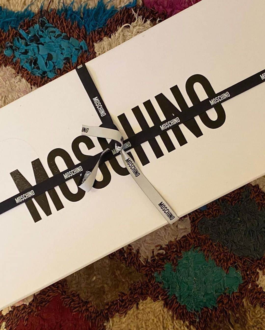 Moschinoさんのインスタグラム写真 - (MoschinoInstagram)「#Repost @hamishbowles ・・・ My and my marionette avatar @itsjeremyscott @moschino highly amused to open this box and discover Mini Moi @gianlucalongogg #hamishbowles #mfw #moschinofashionshow」9月28日 3時41分 - moschino