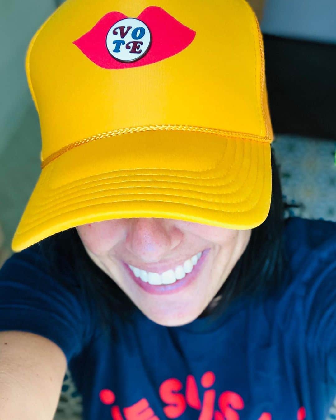 コンスタンス・ジマーのインスタグラム：「❤️that @madewell is giving 100% of the purchase price for this #vote pin to @aclu_nationwide!! let’s buy a whole bunch of them and hand them out or drop them in the mail to remind friends, family and strangers even to #VOTE! And my @shopclarev hat is giving back to @asenseofhomeorg !! #sundayselfie 💋💋」
