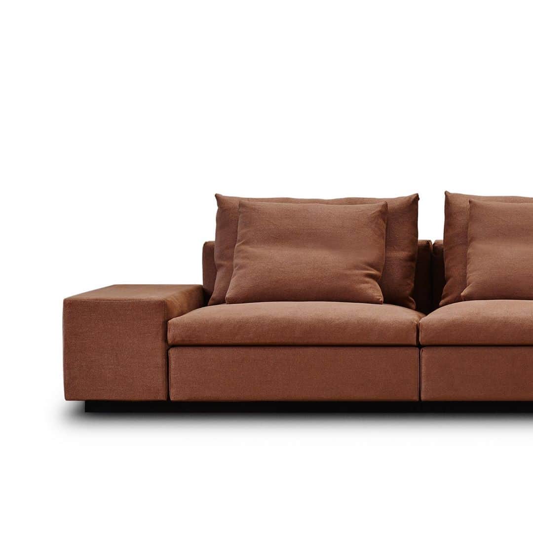 eilersenのインスタグラム：「Float free on Dacapo⁠⠀ •⁠⠀ •⁠⠀ •⁠⠀ #eilersen #eilersenfurniture #myeilersen #dacapo #interiordesign #homedecor #sofa #danishdesign #inredning #finahem #interiorlovers #interiordesign #modernliving #minimalism #nordiskehjem #nordicinspiration #nordicliving #craftsmanship #luxurylifestyle #boligindretning #designinterior #livingroominspo #boliginspiration #softminimalism #hemindredning #schönerwohnen #nordicminimalism」