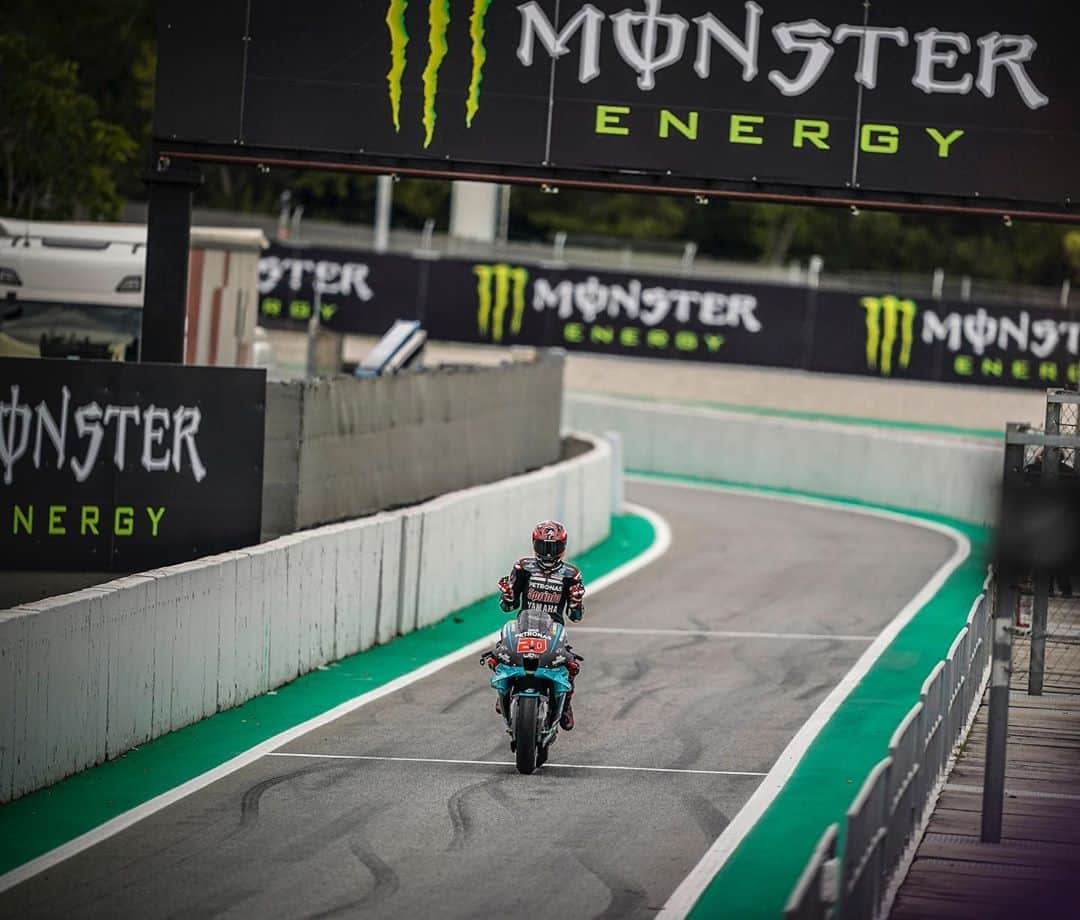 モンスターエナジーさんのインスタグラム写真 - (モンスターエナジーInstagram)「🧹🥇🥈🥉🧹 Congratulations to @fabioquartararo20 winning his third @motogp VICTORY! Along with @alexrins & @joanmir36official protecting their home turf and putting two Suzuki’s on the podium for the first time since 2007.   #CatalanGP #MotoGP #Motorcycle #Motorsport #Racing #MonsterEnergy」9月28日 3時44分 - monsterenergy