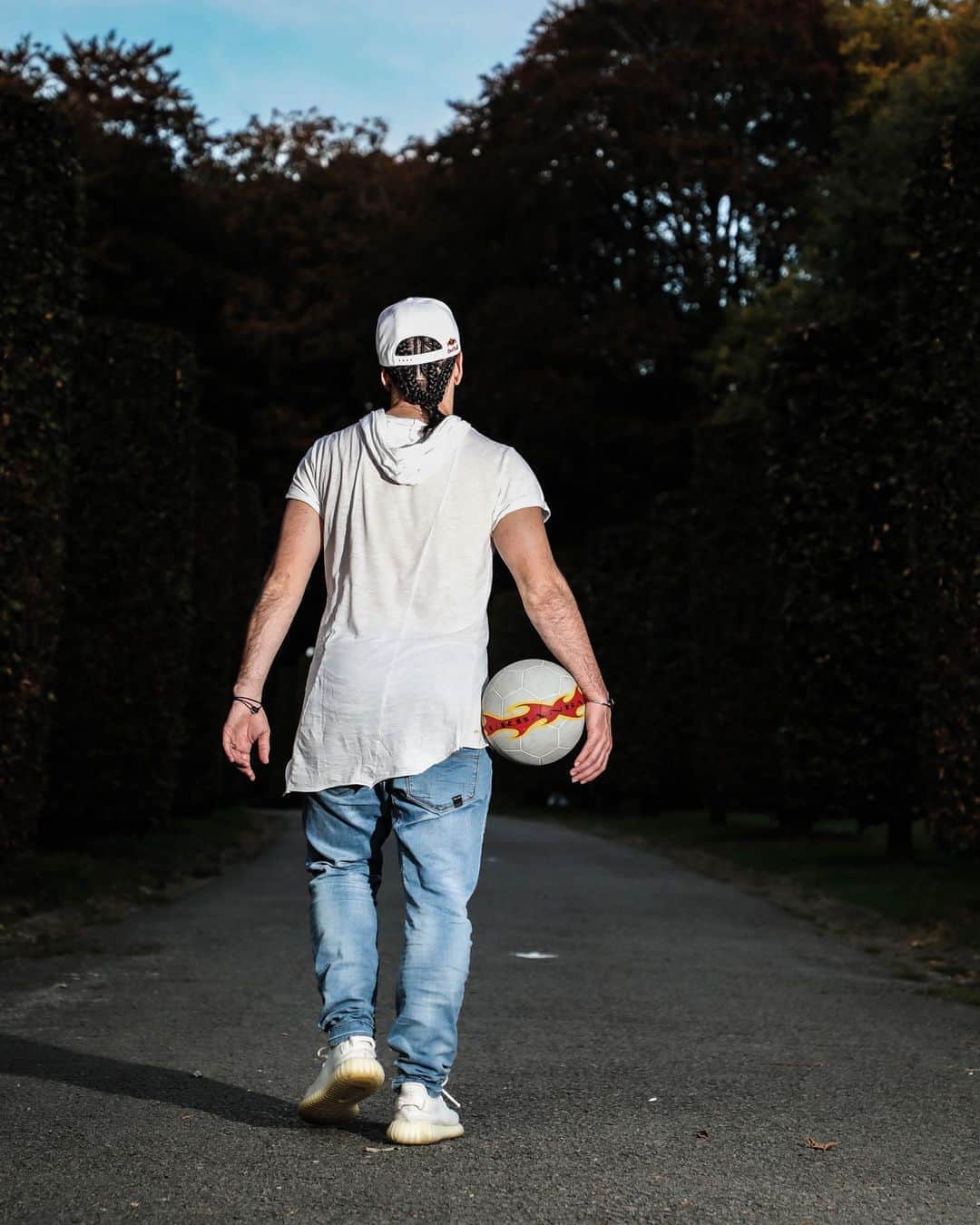 ショーン・ガルニエのインスタグラム：「I don’t really know where I am going 🧐but I am ready to fight 💪🏼 📸 @hakim.am   #seangarnier #seanfreestyle #urbanballer #challenge #life」