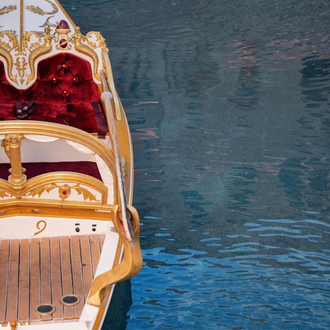 The Venetian Las Vegasさんのインスタグラム写真 - (The Venetian Las VegasInstagram)「Our signature white wedding gondola is perfect for the couple looking to say "I Do" with just them two. Our Celebrations team is here to walk you through each step of the planning process. #vegas #weddings #gondolas #elope」9月28日 3時57分 - venetianvegas