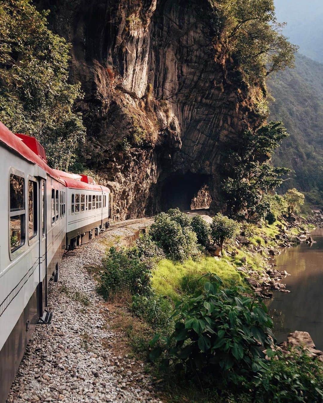 Instagramersさんのインスタグラム写真 - (InstagramersInstagram)「Train to Machupicchu (Perú) 🚂📸😊🙌🏻✨ photo by @diografic and @igersperu ❤️ #igerscusco #igersperu #igers」9月28日 3時49分 - igers