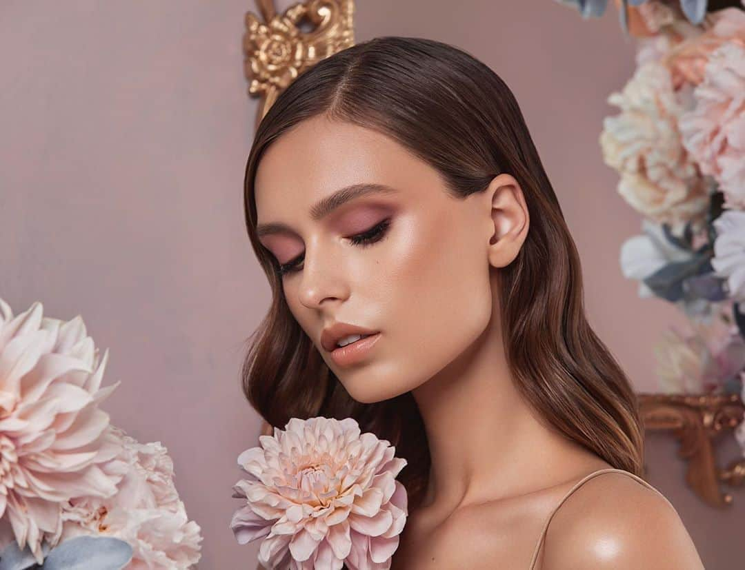 Anastasia Beverly Hillsさんのインスタグラム写真 - (Anastasia Beverly HillsInstagram)「🌹Soft Glam II Palette 🌹  _________________ MUA @anthonyhnguyenmakeup  Hair @milesjeffrieshair  Creative @norvina」9月28日 3時50分 - anastasiabeverlyhills