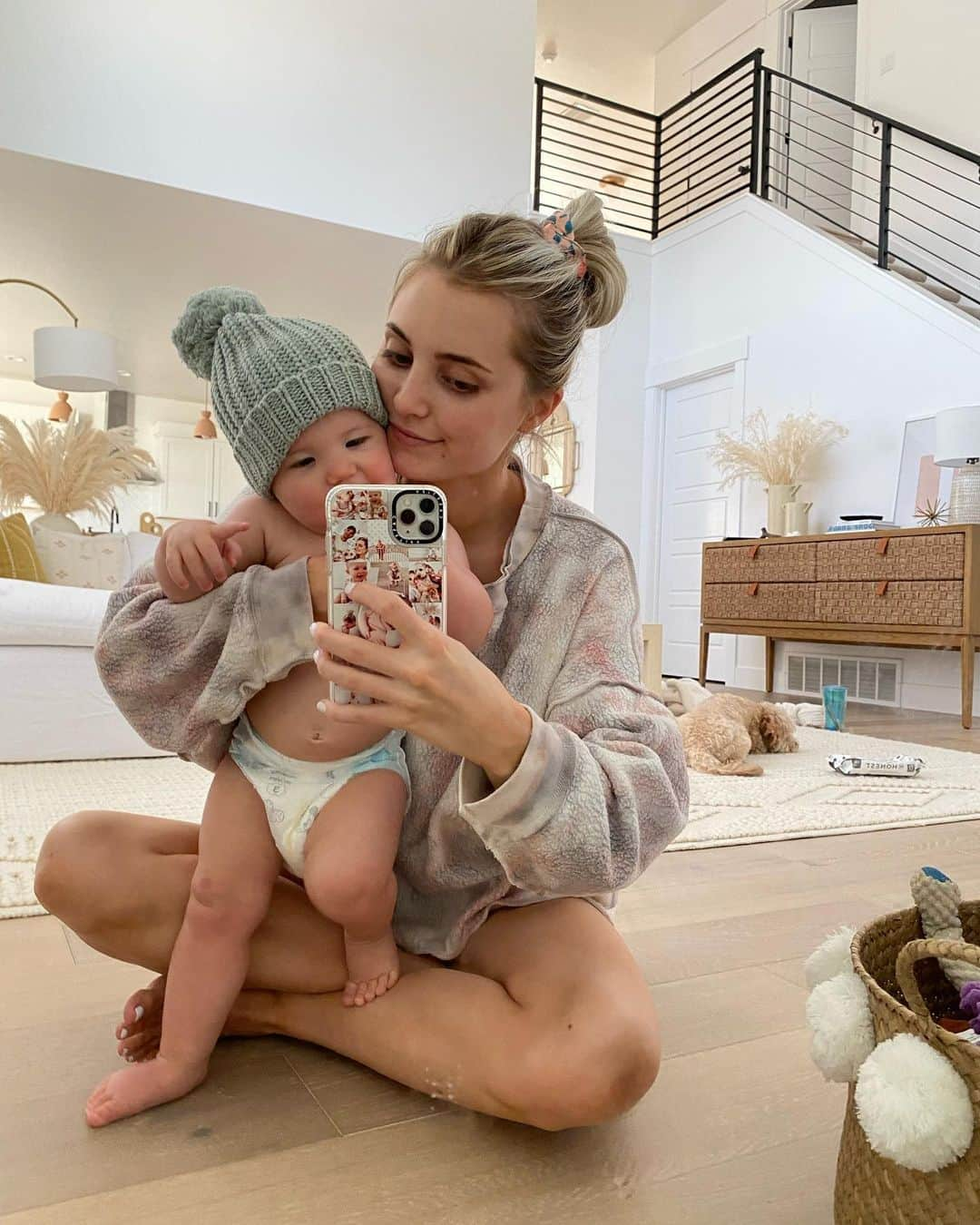 Aspyn Ovard Ferrisさんのインスタグラム写真 - (Aspyn Ovard FerrisInstagram)「Relaxing Sunday with my girl 💕👶🏼」9月28日 3時50分 - aspynovard