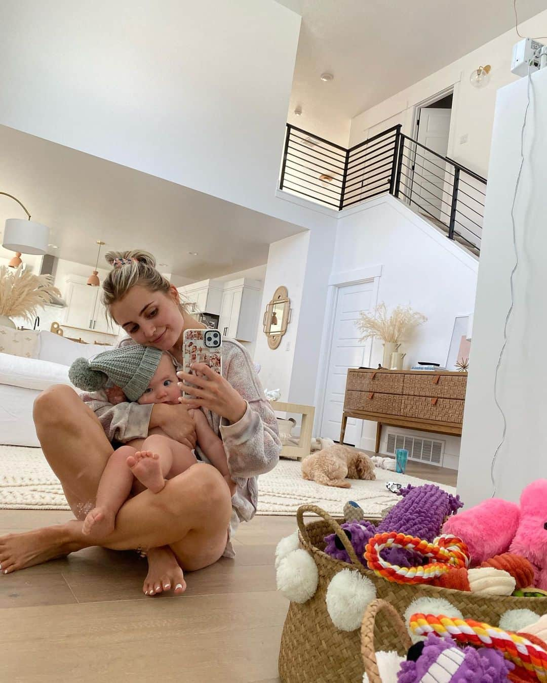 Aspyn Ovard Ferrisさんのインスタグラム写真 - (Aspyn Ovard FerrisInstagram)「Relaxing Sunday with my girl 💕👶🏼」9月28日 3時50分 - aspynovard