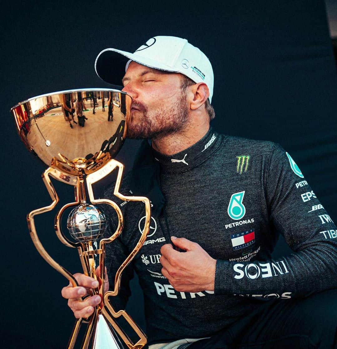 MERCEDES AMG PETRONASさんのインスタグラム写真 - (MERCEDES AMG PETRONASInstagram)「Sealed with a kiss 😘🏆 @valtteribottas is flying home with extra carry-on tonight! ✈️」9月28日 3時56分 - mercedesamgf1