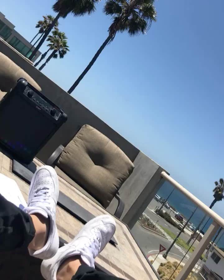 ギャビン・マッキントッシュのインスタグラム：「Before the world went to shit 🏝」