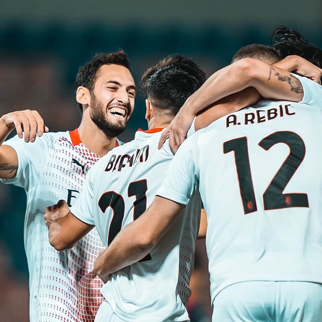ハカン・チャルハノールのインスタグラム：「Oraya 3 puan daha yazmanızı rica edeceğim 😁⁣⁣ ⁣⁣ +3 punti. Bravi ragazzi, ora testa ai Playoff di Europa League 💪🔴⚫️⁣⁣ ⁣⁣ 3 more points, now it’s time to finish the job in the Europa League 💪」