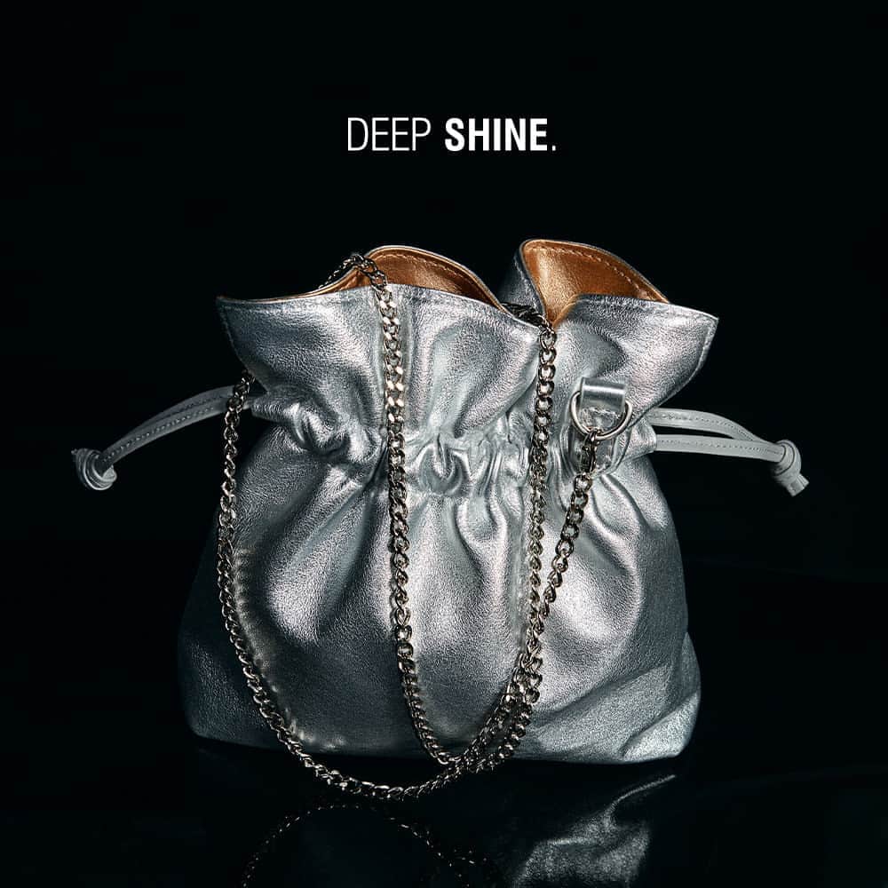 Schutzのインスタグラム：「DEEP SHINE - SCHUTZ SILVER/GOLD CROSSBODY ❤️ #schutzdeeptruth」