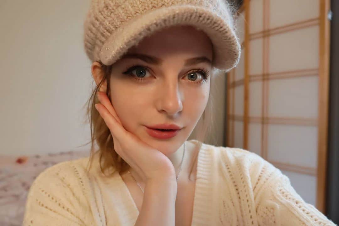 Ella Freyaのインスタグラム：「Outside vs inside」