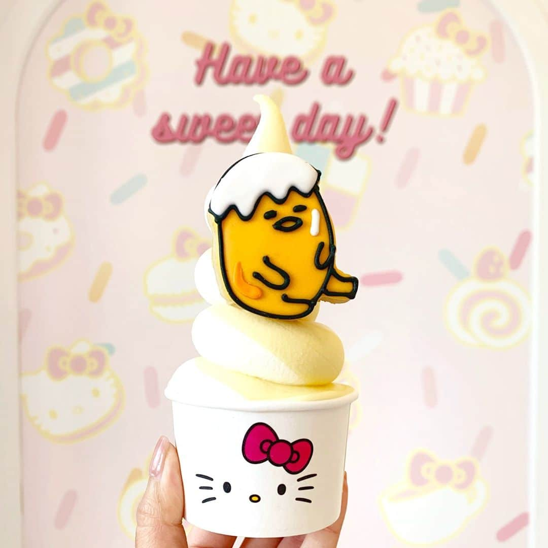 ぐでたまさんのインスタグラム写真 - (ぐでたまInstagram)「gude news, socal... the @hellokittycafe is offering a sweet pineapple dole whip featuring #gudetama for a limited time! 🍍🍦 available only at @hellokittycafeirvine 💛 #hellokittycafe」9月28日 4時01分 - gudetama