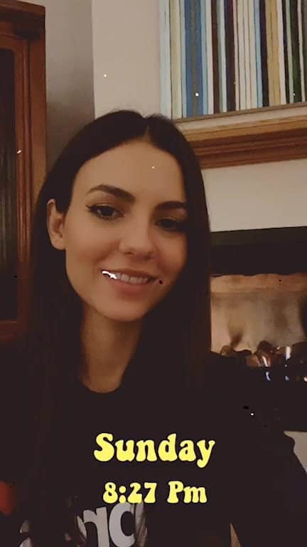 ヴィクトリア・ジャスティスのインスタグラム：「🍷」