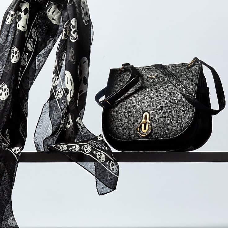 GILTのインスタグラム：「Fall looks good on you. Tap to shop #Mulberry, #AlexanderMcQueen.」