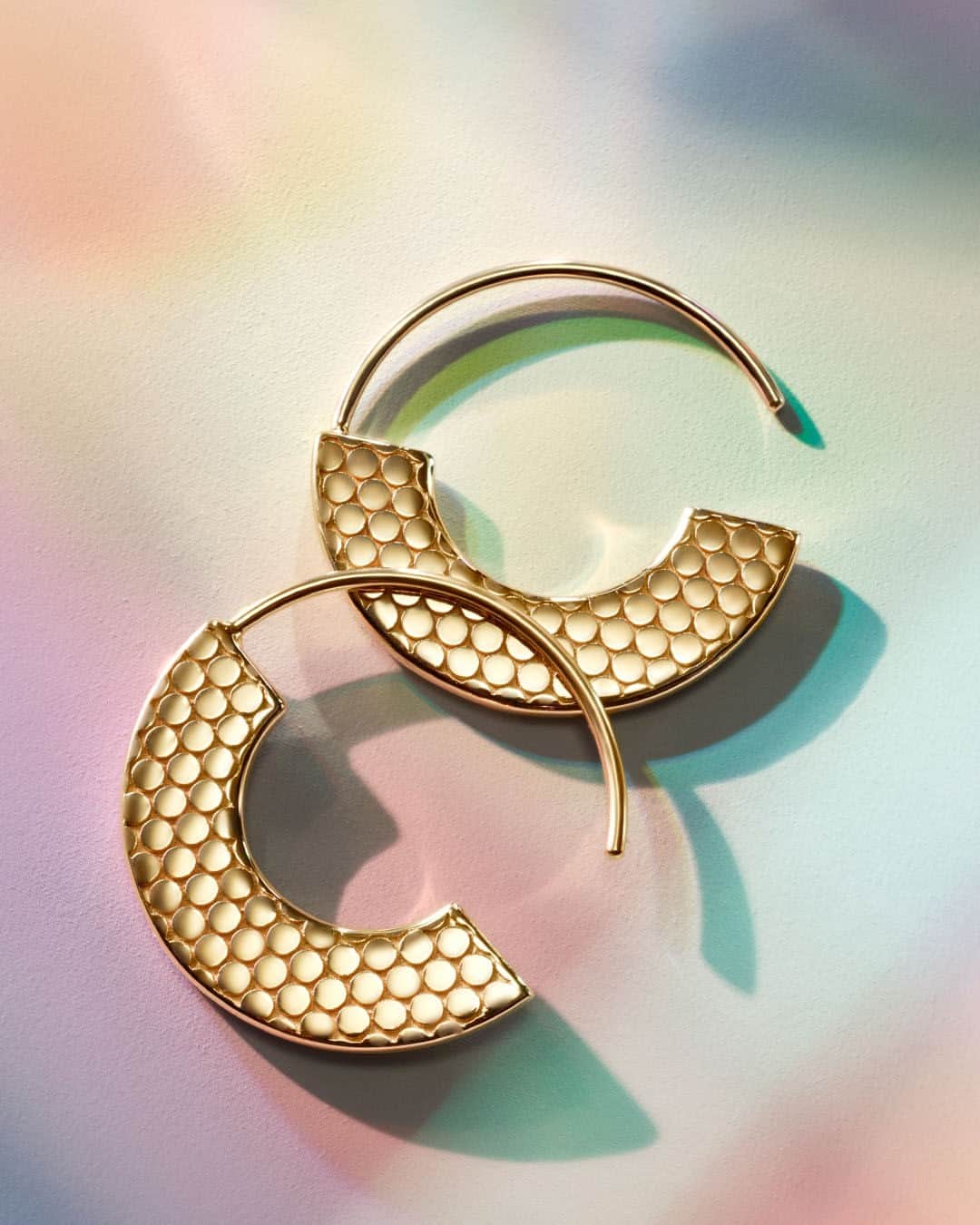 モバードのインスタグラム：「Honeycomb textures make these hoops anything but ordinary. #MovadoJewelry」