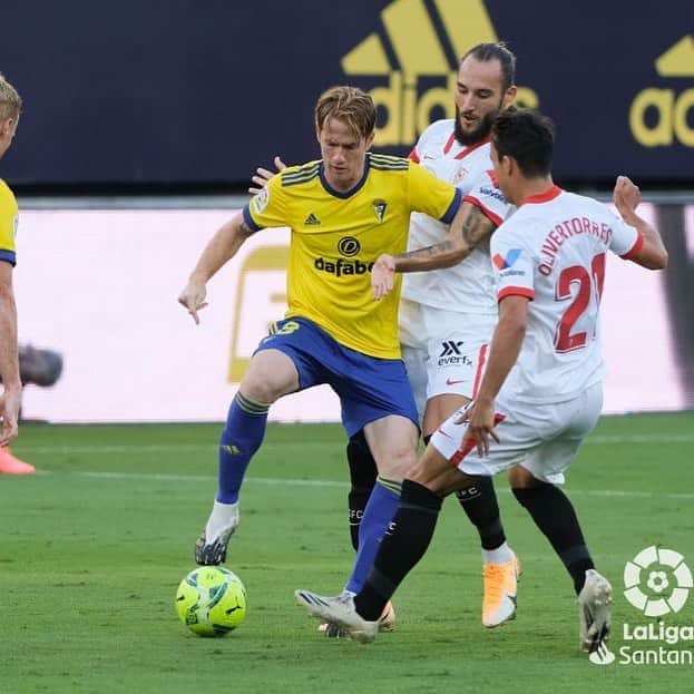 アレハンドロ・フェルナンデス・イグレシアスのインスタグラム：「Gran trabajo de equipo a pesar del resultado, iremos de menos a más Vamos Cádiz! 💛💙  #AF8 #mehandichoqueelamarillo」