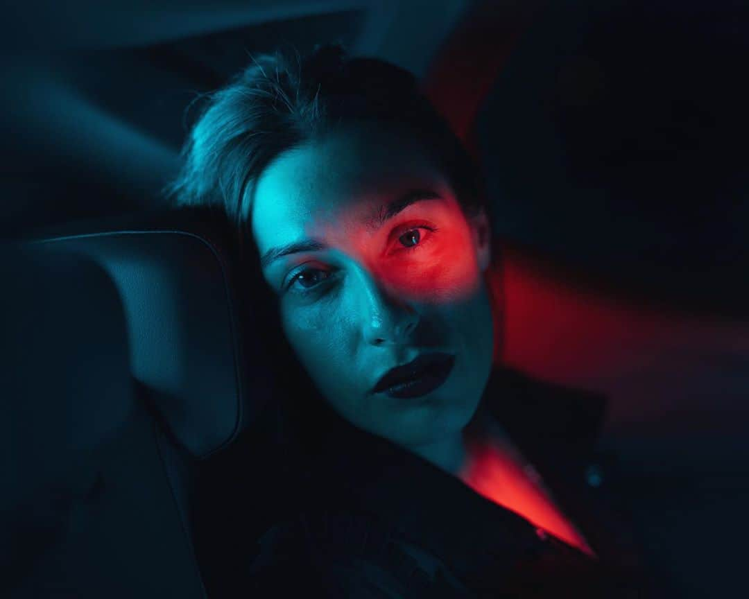 Simone Bramanteのインスタグラム：「{ Led Lights Stories } V of VI  ITA La luce rossa accende e sottolinea i particolari di lei, pronta a partire verso il futuro. @seatitalia mi ha chiesto di interpretare la personalità di #NuovaSEATleon #ad #DisegnataDallaLuce  ENG The red light turns on and underlines the details of her, ready to leave for the future.」