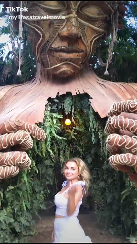 アリサ・ラモスのインスタグラム：「Behind every Insta-famous photo spot, is a reality that most people never show. 😂  Sometimes it's laughable or cringe worthy, like massive crowds, or much smaller than it looks, but sometimes there's awesome things right near it!  I showed on Stories how this famous art piece in Tulum is right on the side of the street and there's usually a line for photos. That was expected.  But I had no idea it was an entrance to a really cute boutique hotel on the beach! Here's what happens if you actually go through the statue!  What did you think would be on the other side? What's the best or worst IG vs Reality photo spot you've been to?  #tulum #rivieramaya #quintanaroo #mexico #funsideofthewall #igvsreality #influencersinthewild #igreels #reels」