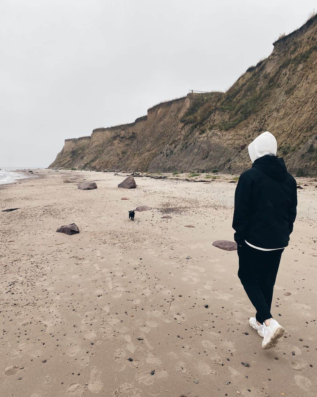 ゲオルク・リスティングのインスタグラム：「Today was a rainy day, but that did not stop us from hiking along the cliffs near Heiligenhafen. Loved it!!! #hiking #vacation #rainyday #gloomy #cliffs #balticsea」