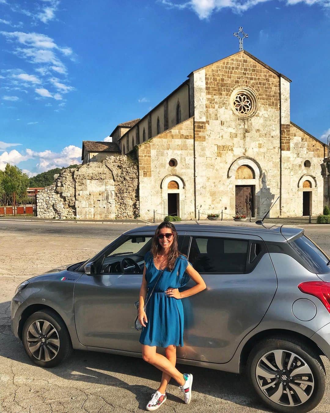 ヴァレンティーナ・マルケイのインスタグラム：「Weekend roadtrip around Italy with daddy ♥️and my Suzuki swift 🚗  Weekend in giro con il Papi e la mia #suzukiswift 🚗 Qui siamo all'Abbazia cistercense di San Domenico, che è un monastero nel comune di Sora, in provincia di Frosinone. Fondato nella prima metà del secolo XI sulle rovine della villa natale di Marco Tullio Cicerone🤓😱 #bellaitalia 🤩 #estateaddosso 💃🏻#neverendingsummer #teamsuzuki #ciaoweekend 👋🏻」