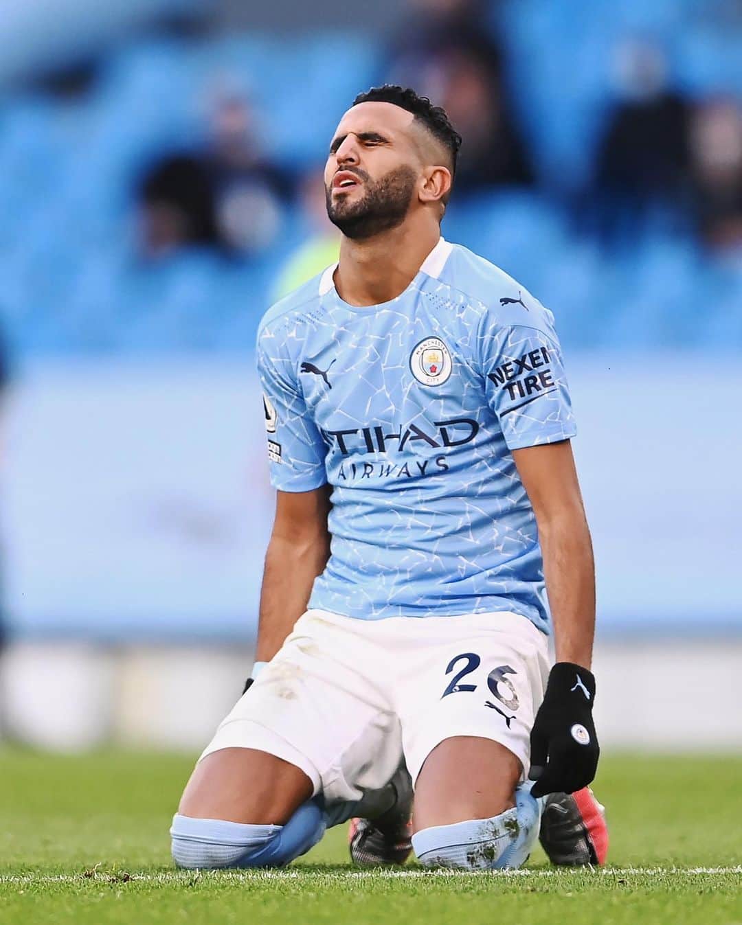 リヤド・マフレズのインスタグラム：「Disappointing result but we just getting started. We go again ✊🏽」