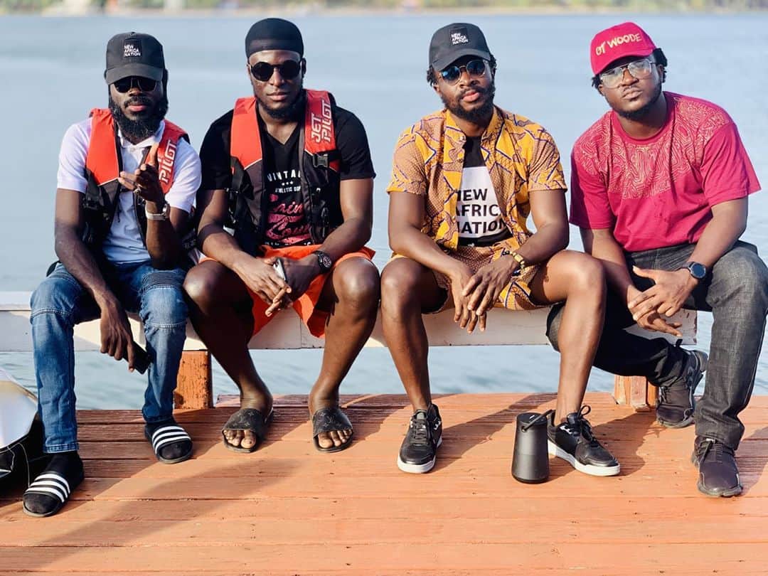 Fuse ODGのインスタグラム：「Took some time out this weekend with the gang..we played football pon da beach in Ada 🇬🇭 ❤💛💚...one of the hardest games loll..had the best time  Hope you've been enjoying my new banger #Winning ft. Itz Tifanny 🎶🕺🏿  @kelpvibes  @otwoode  @monk3127」