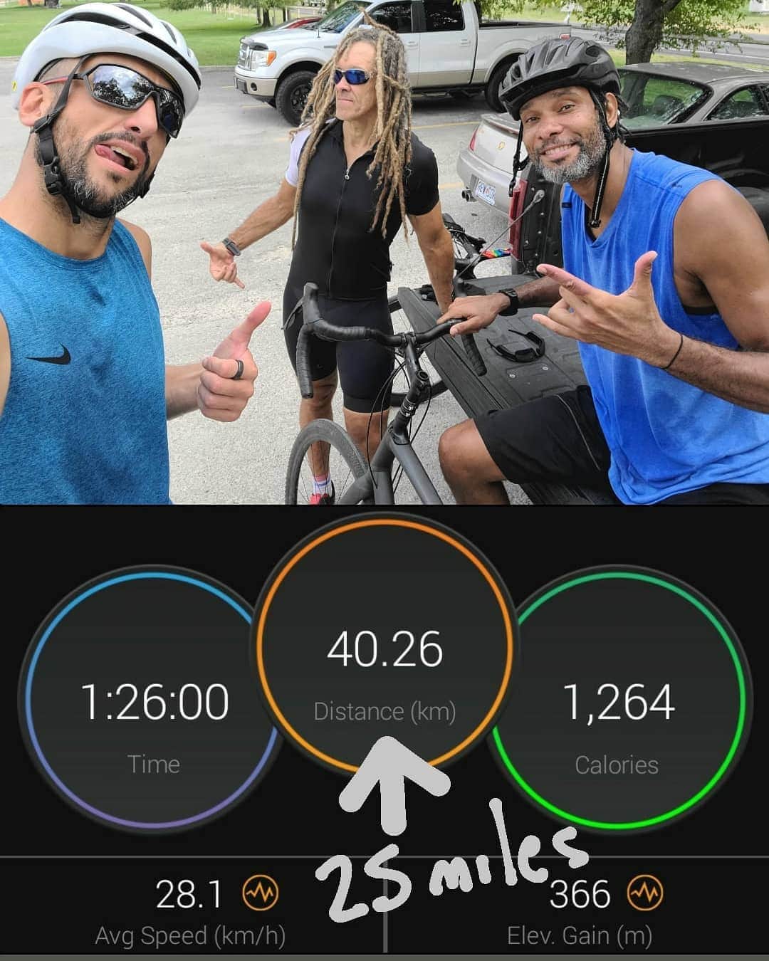 マヌ・ジノビリのインスタグラム：「🇺🇲First 25-mile ride today! The old man did pretty good for his age. 😜 The team is getting better! 🚴‍♂️🛫 🇦🇷Primera pedaleada de 40km. El equipo va mejorando. Bastante bien el viejito ex-21... 😜🚴‍♂️🛫」