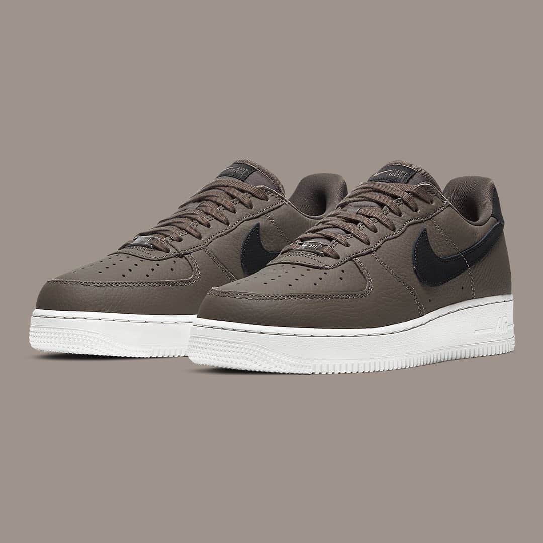 HYPEBEASTさんのインスタグラム写真 - (HYPEBEASTInstagram)「@hypebeastkicks: @nike has crafted a Fall-ready "Ridgerock" colorway of the Air Force 1. The shoe features premium high-quality materials such as the earthy gray-brown tumbled leather accompanied by textured black Swooshes, two-tone tongue tags, and black heel pieces. Other details include a small AF1 tag on the tongue label in place of the traditional Nike tag as well as a small Swoosh and AF1 tab on the heel. Pick up a pair on October 3 for $120 USD via Nike SNKRS.⁠⠀ Photo: Nike」9月28日 4時48分 - hypebeast