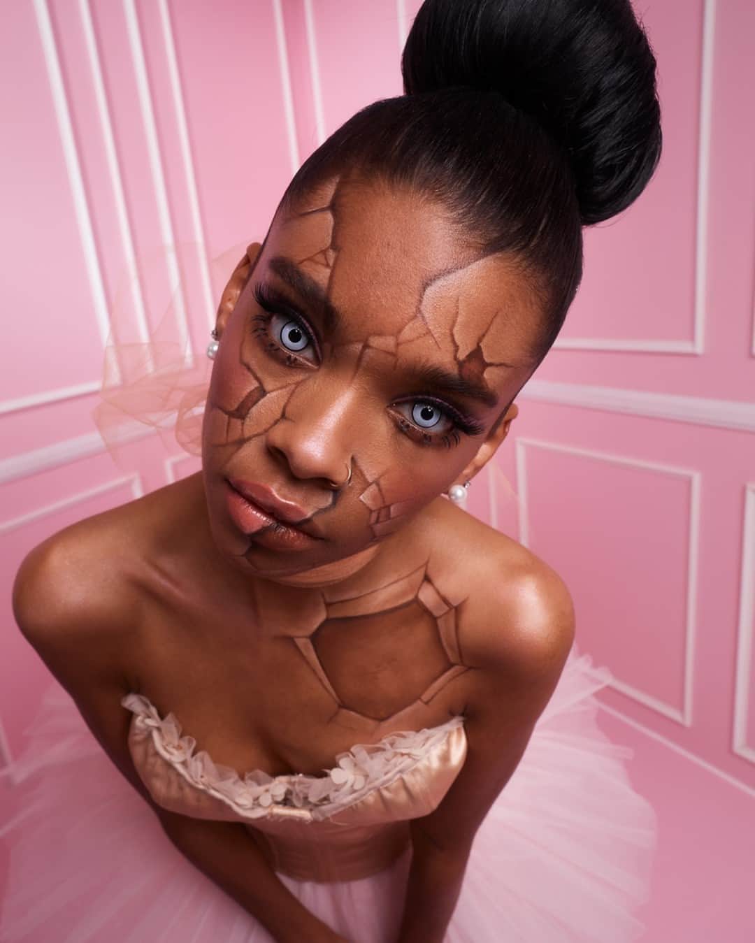 NYX Cosmeticsさんのインスタグラム写真 - (NYX CosmeticsInstagram)「Meet the Dolls: Prima Ballerina 🩰 Performing until she shatters. 💔 Illusion makeup by the wildly talented Mimi Choi 😘 @mimles • #NYXCOSMETICSDOLLHOUSE」9月28日 4時58分 - nyxcosmetics