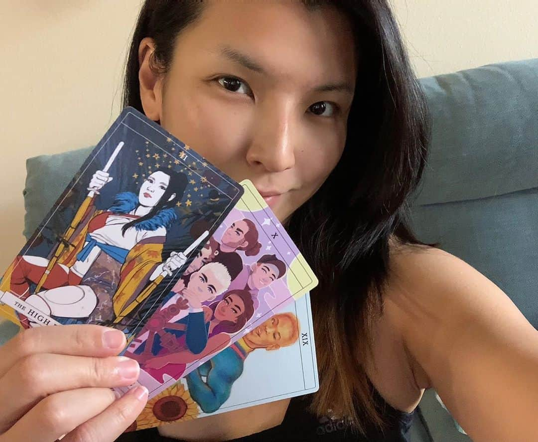 志田光さんのインスタグラム写真 - (志田光Instagram)「I received the super cool present!!! Thank you so much✨✨ Also thank all of you who sent me letters! I received everything from AEW👍 ステキなプレゼントをいただきました！！！タロットカード⭐️ お手紙もたくさんありがとうございました😊　#AEWDynamite #AEWonTNT #tarotcards #prowrestling #thankyou」9月28日 4時51分 - shidahikaru