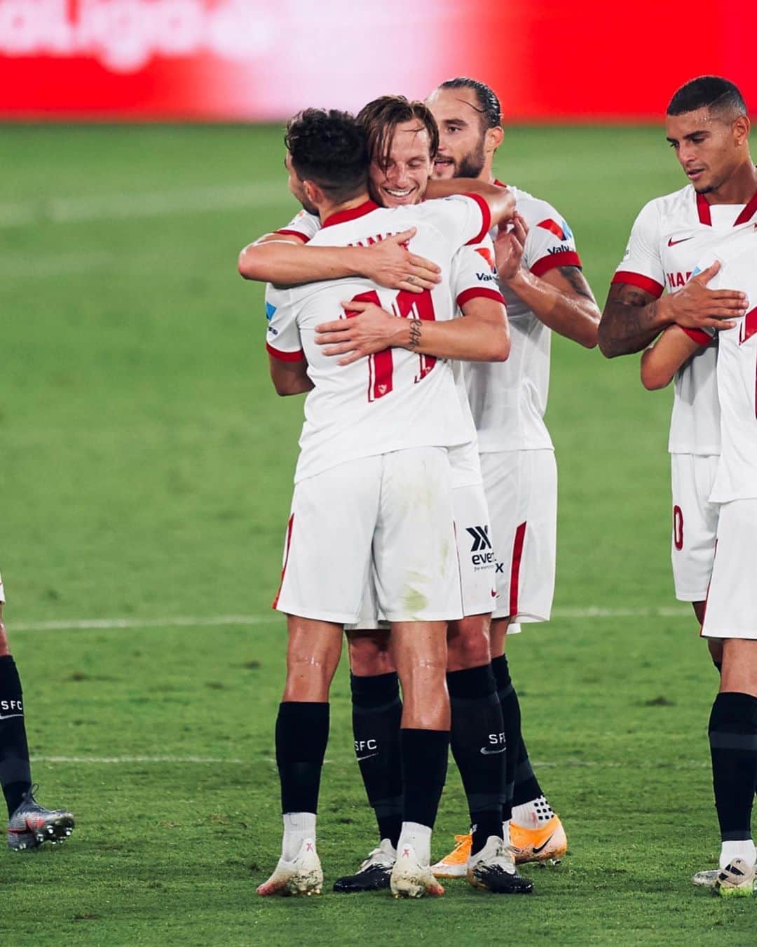イヴァン・ラキティッチのインスタグラム：「Muy contento por la victoria y por el gol! Vamos mi Sevilla! ⚪️🔴💪🏼⚽️😃 #WeAreSevilla #IvanRakitic — Happy for the victory and the goal! Let’s go team!」