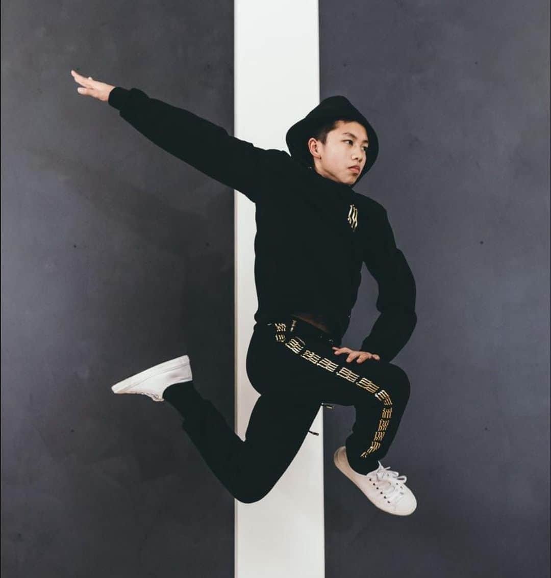 イヴァン・リギーニのインスタグラム：「I’ve got some great news for you guys! If you wanna ride your life! If you wanna feel yourself comfortable! If you wanna give a shout to this world! Go on then.  Next week at IMAN store you will have 20% discount for all our hoodies! Free yourself. Choose life, choose your future. Enjoy!  DM us to get your discount!🤙🏼👍🏼 @imanfashionofficial」