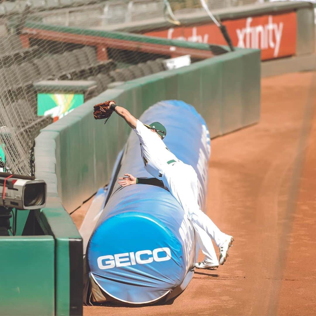 オークランド・アスレチックスさんのインスタグラム写真 - (オークランド・アスレチックスInstagram)「15 minutes could save you an out or more on run insurance. #RootedInOakland」9月28日 4時55分 - athletics