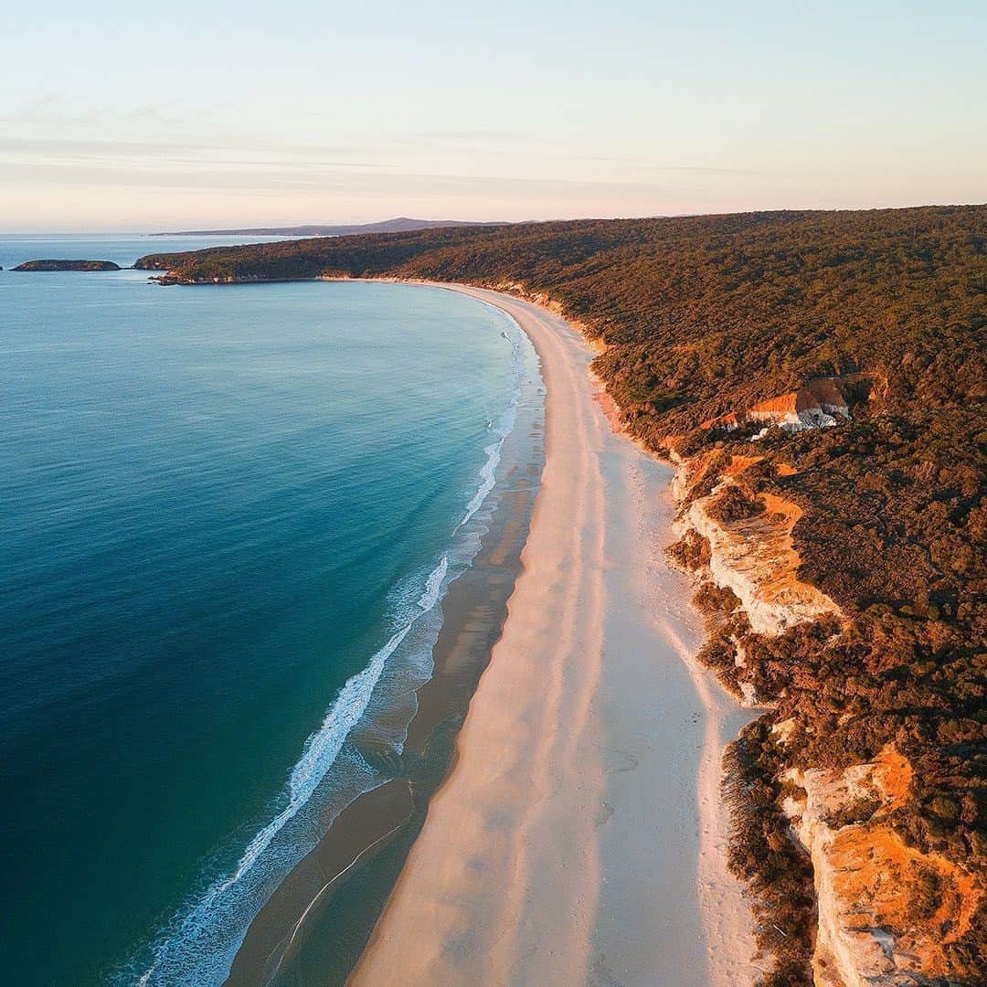 Australiaさんのインスタグラム写真 - (AustraliaInstagram)「Good morning from Pinnacles Beach in the @sapphirecoastnsw 🌅 Framed perfectly by @_michaelolive_, you'll find this secluded spot in @visiteden, which is a small coastal town roughly halfway between #Sydney and #Melbourne on @visitnsw's far #southcoast. If you’re planning a visit, spend your time exploring the uncrowded coastline and then reward yourself with some of the freshest seafood #NewSouthWales has to offer at @hookedonseafood.eden, @wharfsidecafeeden or @drift2551. #seeaustralia #sapphirecoastnsw #visiteden」9月28日 5時00分 - australia