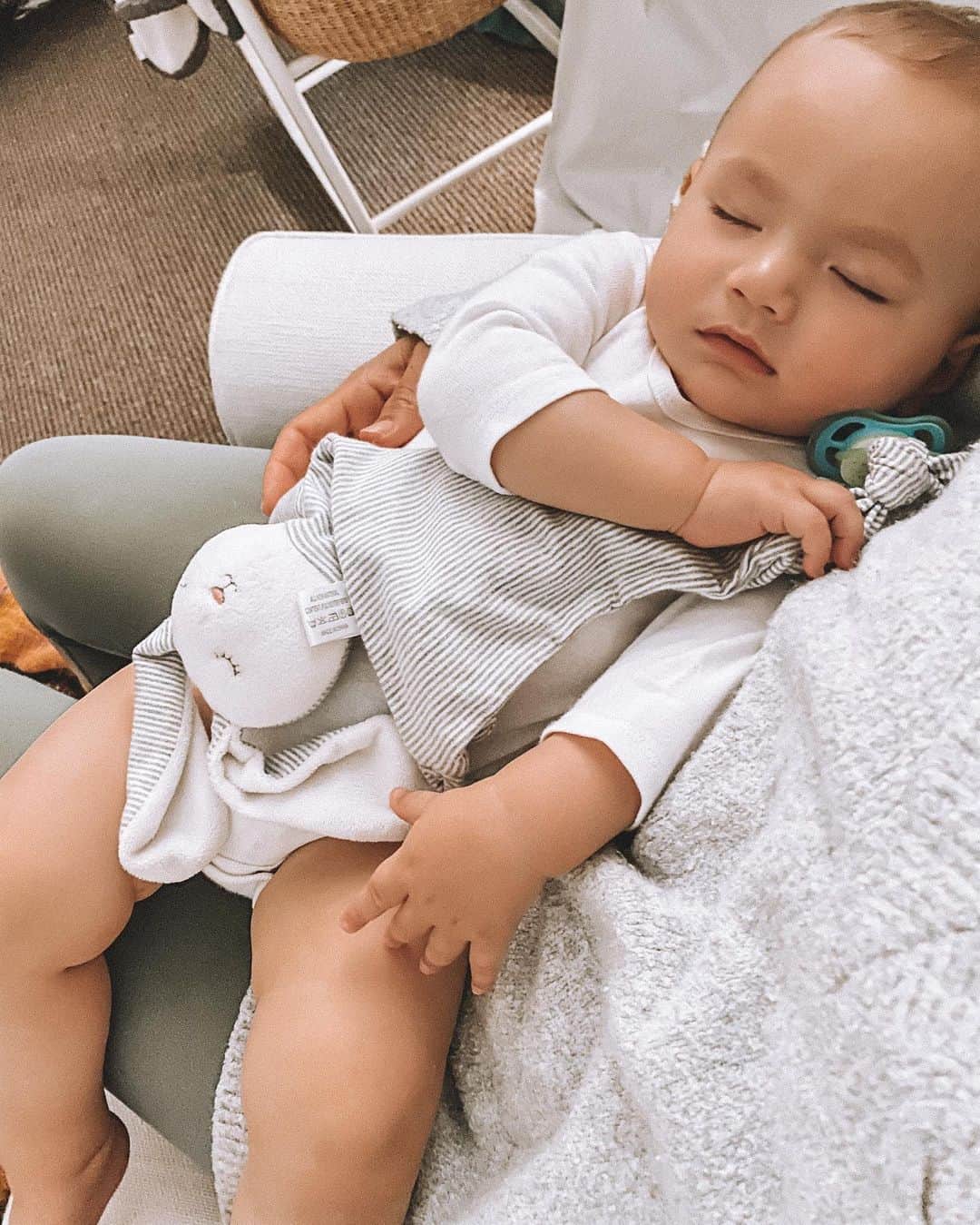 Bianca Cheah Chalmersさんのインスタグラム写真 - (Bianca Cheah ChalmersInstagram)「I touch you to remind you that I am there and you are loved; other times I do so to prove you are real, because my darling Oliver — you are my dream come true 🥰  #motherhood #momlife #mumlife #motherlove #mum #sleepingbaby」9月28日 5時02分 - biancamaycheah
