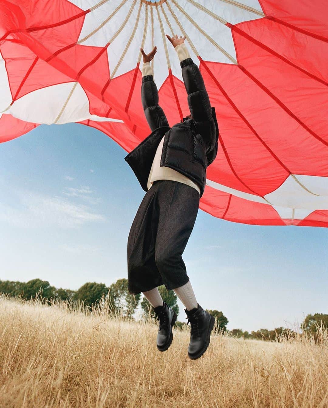 モンクレールさんのインスタグラム写真 - (モンクレールInstagram)「Levitating.  Sleek yet cozy, the high-performance Guernic jacket has got you covered.  Photography @KotoBolofo #MonclerVoices」9月28日 5時02分 - moncler